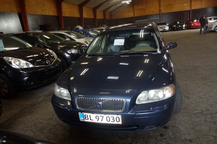 Grå Volvo V70 fra 2005
