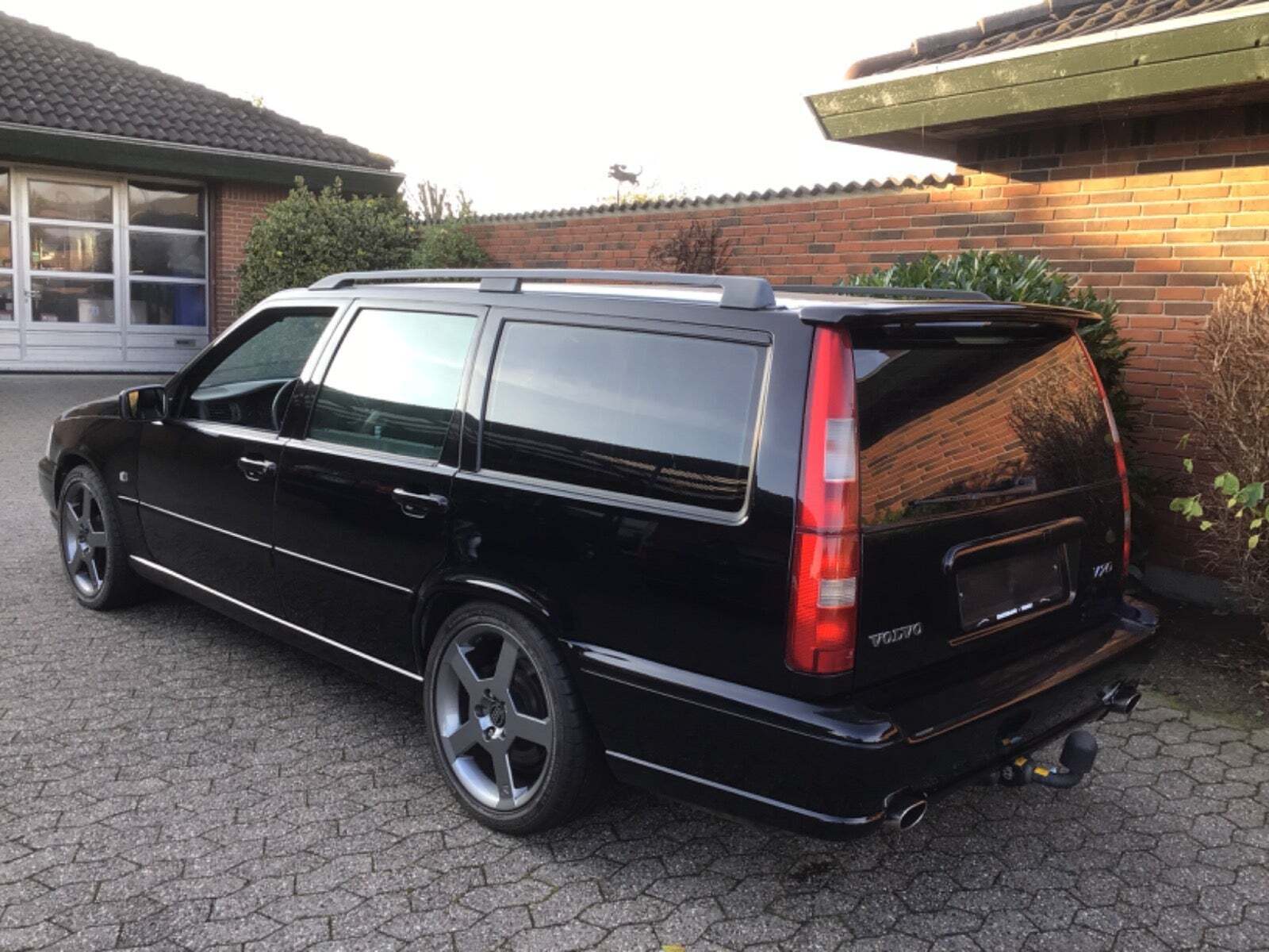 Sort Volvo V70 fra 1999 set udefra