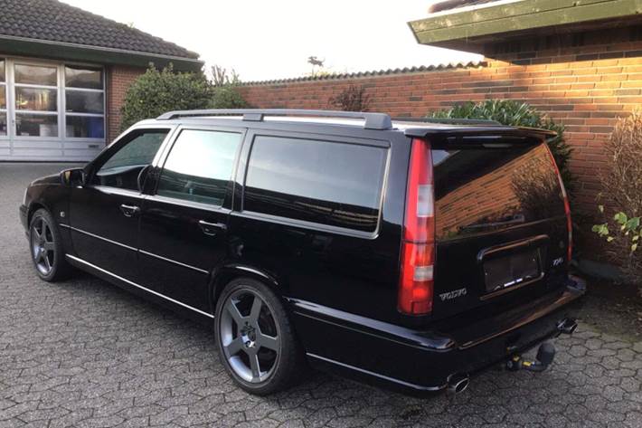 Sort Volvo V70 fra 1999 set udefra