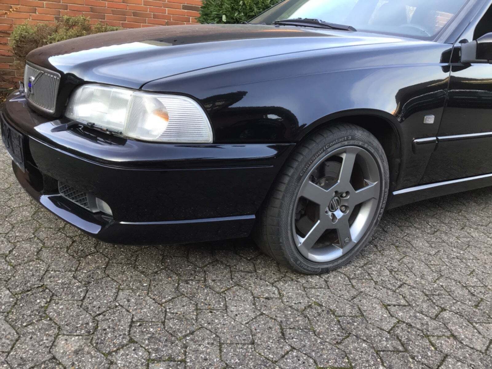 Sort Volvo V70 fra 1999 set udefra