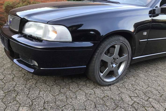 Sort Volvo V70 fra 1999 set udefra