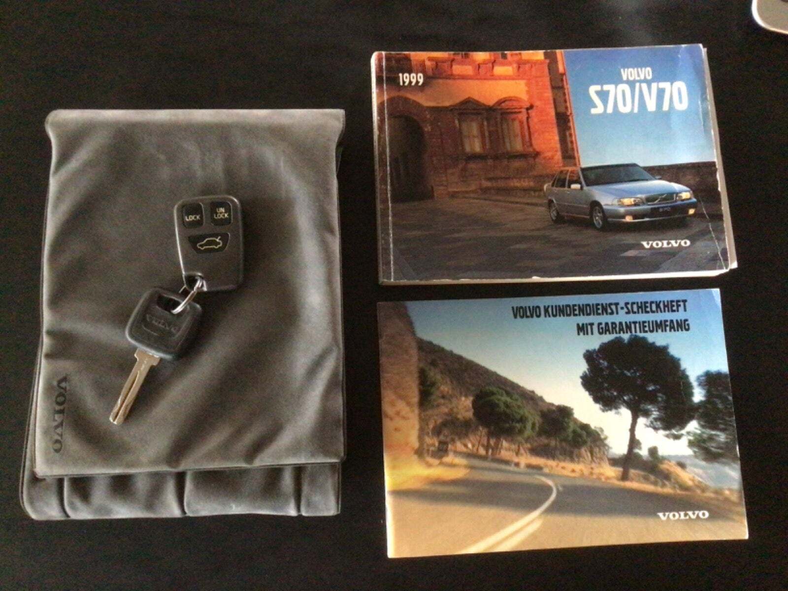 Sort Volvo V70 fra 1999 set udefra