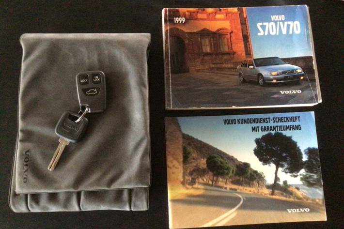 Sort Volvo V70 fra 1999 set udefra
