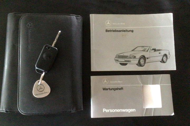 Sort Mercedes SL320 fra 1995 set udefra