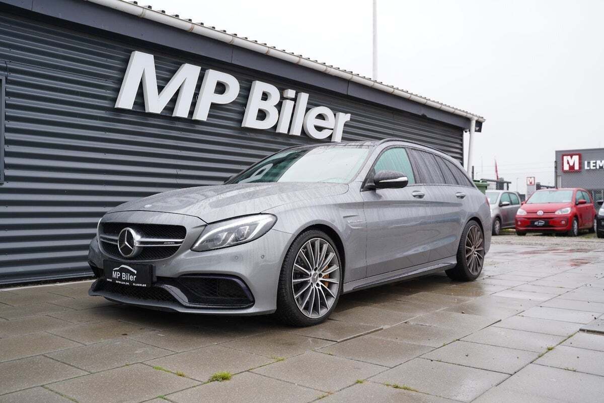 Grå Mercedes C63 fra 2015