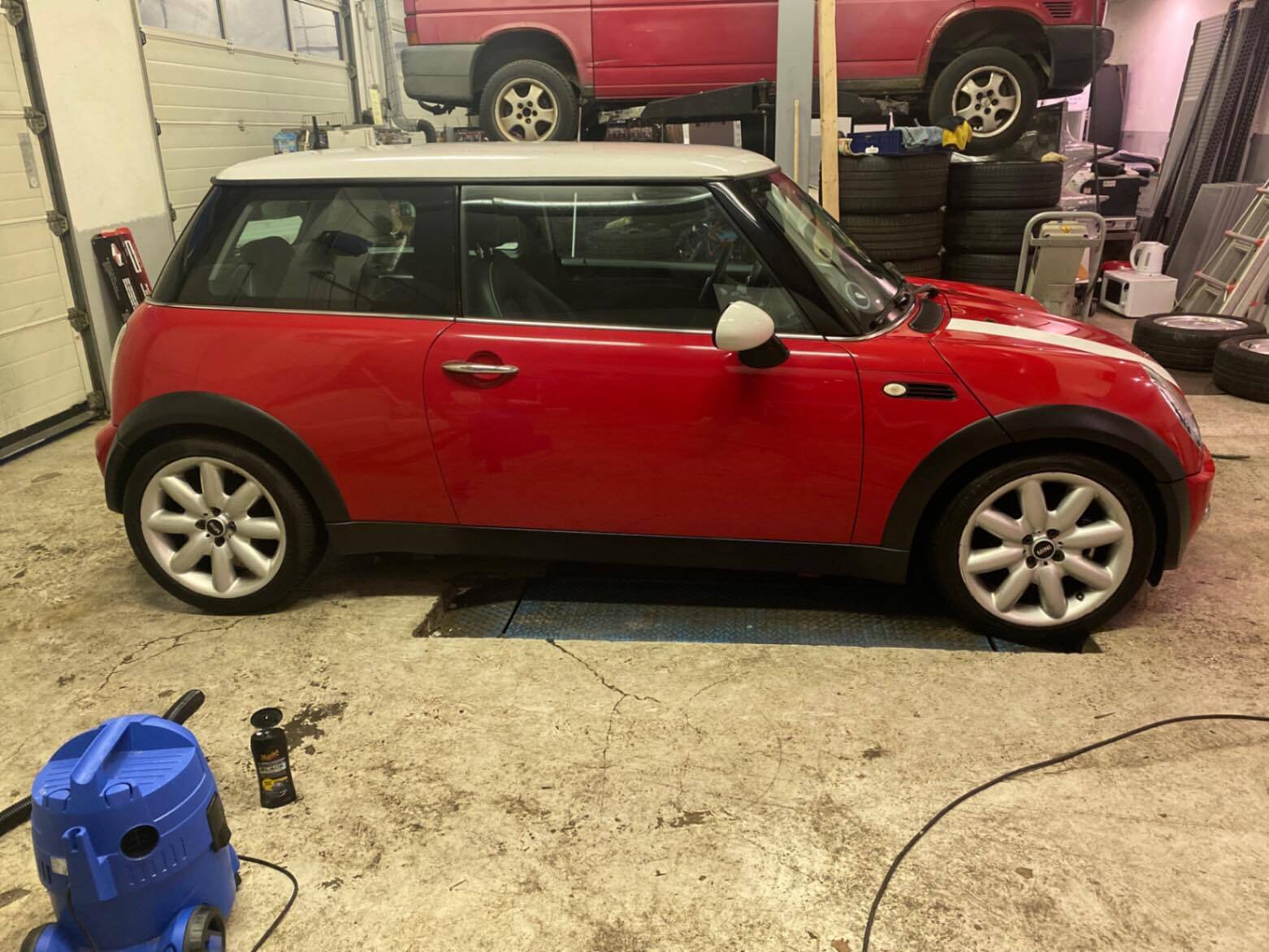 Rød Mini Cooper fra 2001