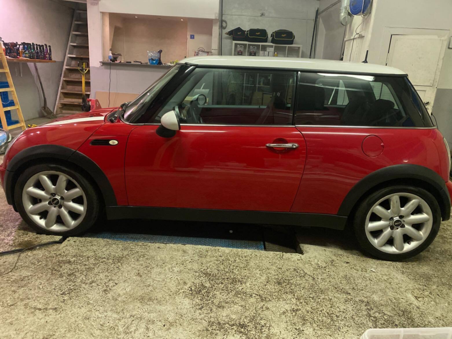 Rød Mini Cooper fra 2001