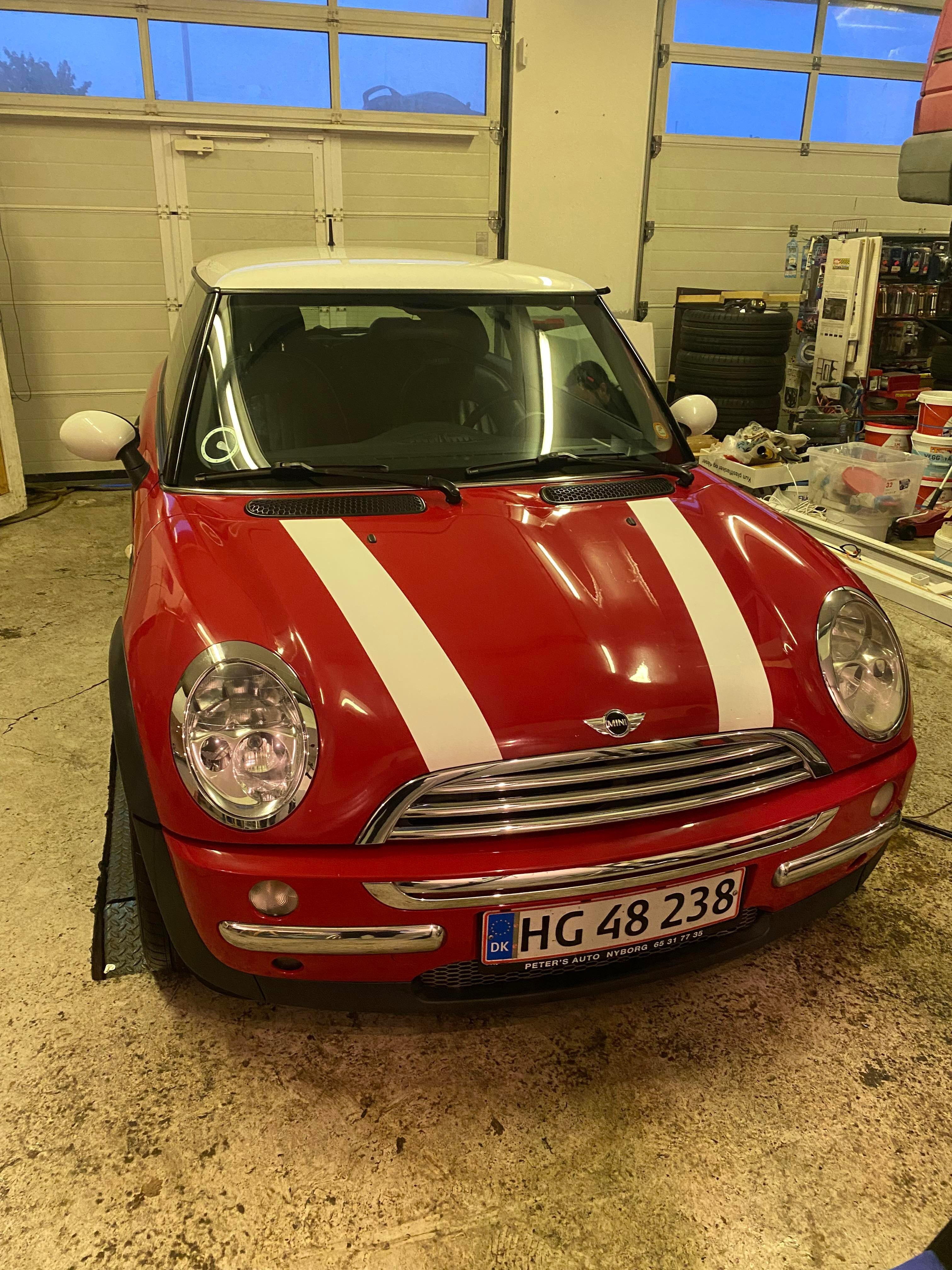 Rød Mini Cooper fra 2001