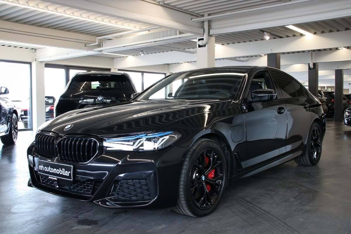 Grå BMW 545e fra 2021