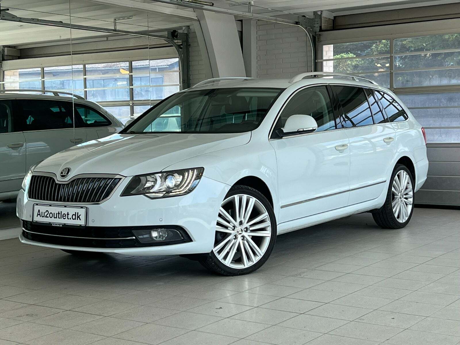 Hvid Skoda Superb fra 2015