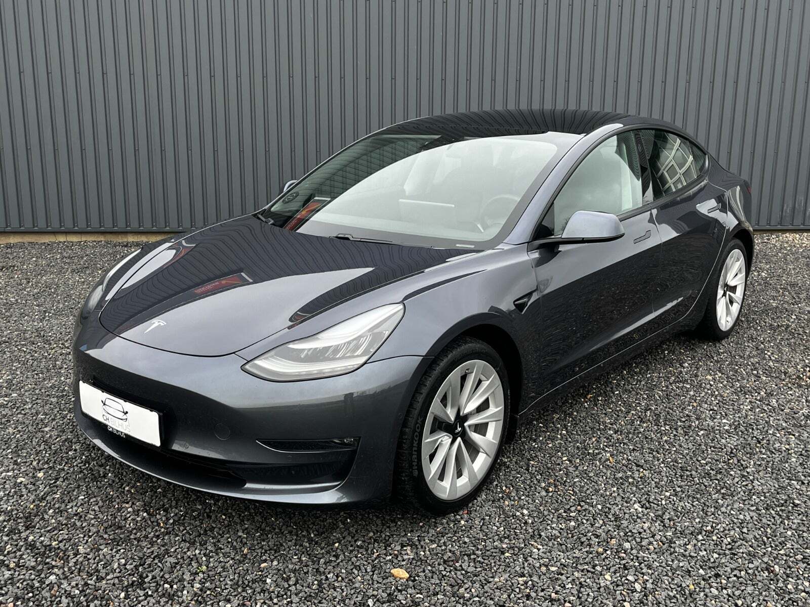 Grå Tesla Model 3 fra 2021