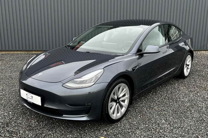 Grå Tesla Model 3 fra 2021
