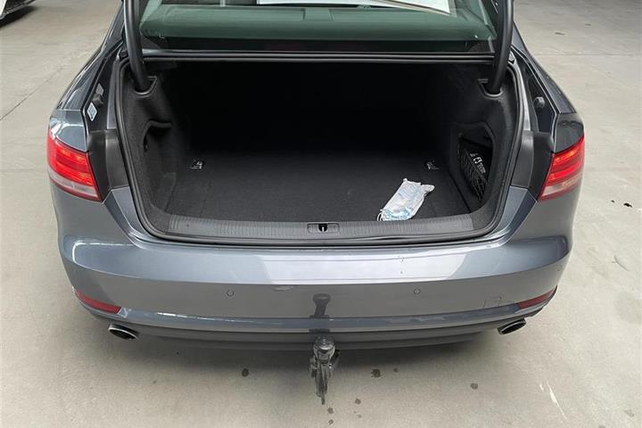 Grå Audi A4 fra 2018