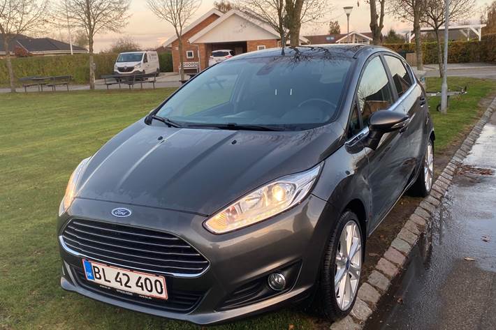 Grå Ford Fiesta fra 2017