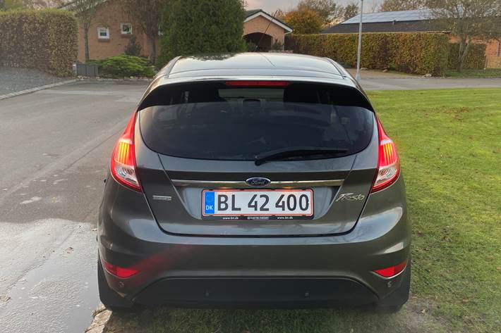 Grå Ford Fiesta fra 2017