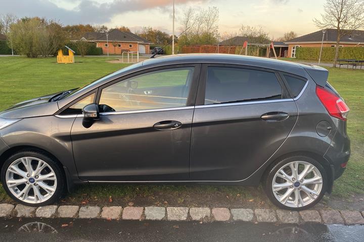 Grå Ford Fiesta fra 2017