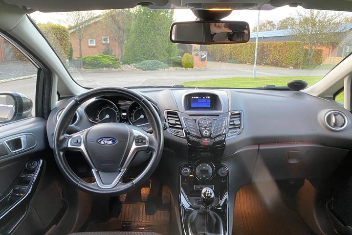 Grå Ford Fiesta fra 2017