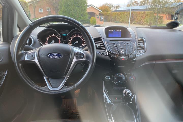 Grå Ford Fiesta fra 2017