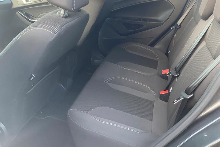 Grå Ford Fiesta fra 2017