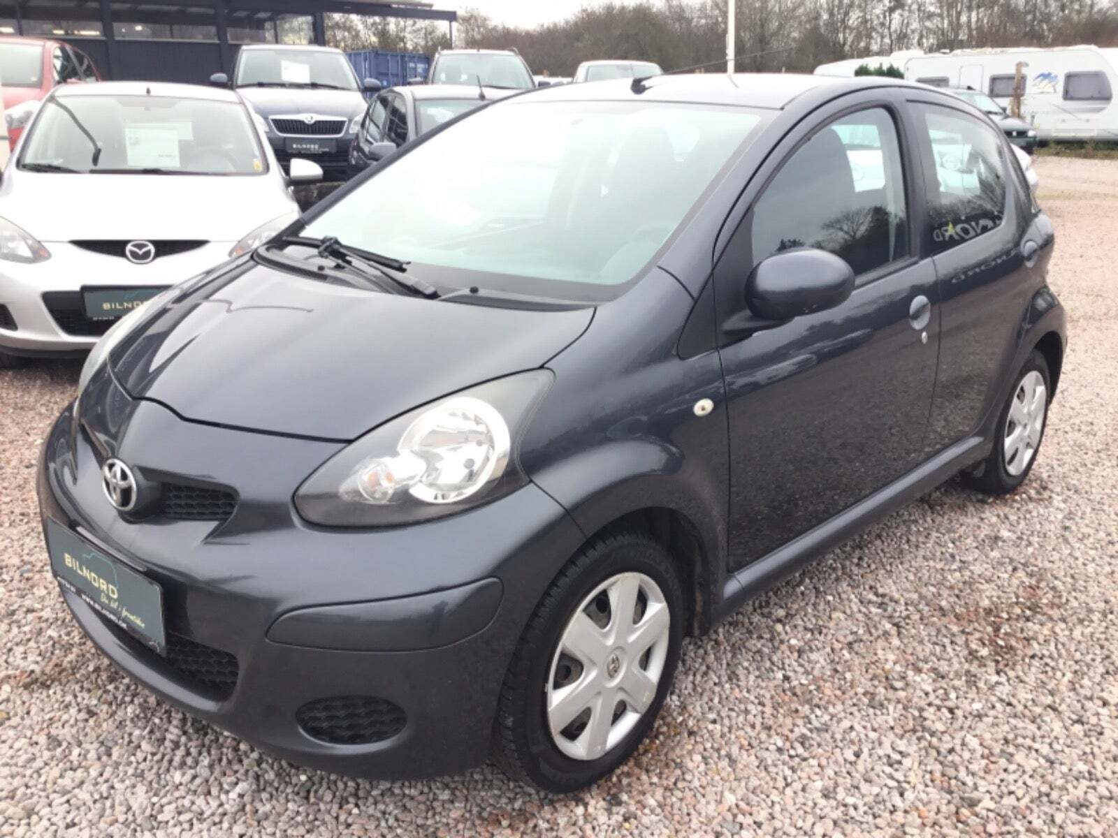 Grå Toyota Aygo fra 2011