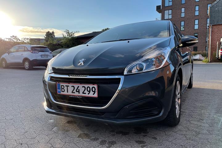 Grå Peugeot 208 fra 2017
