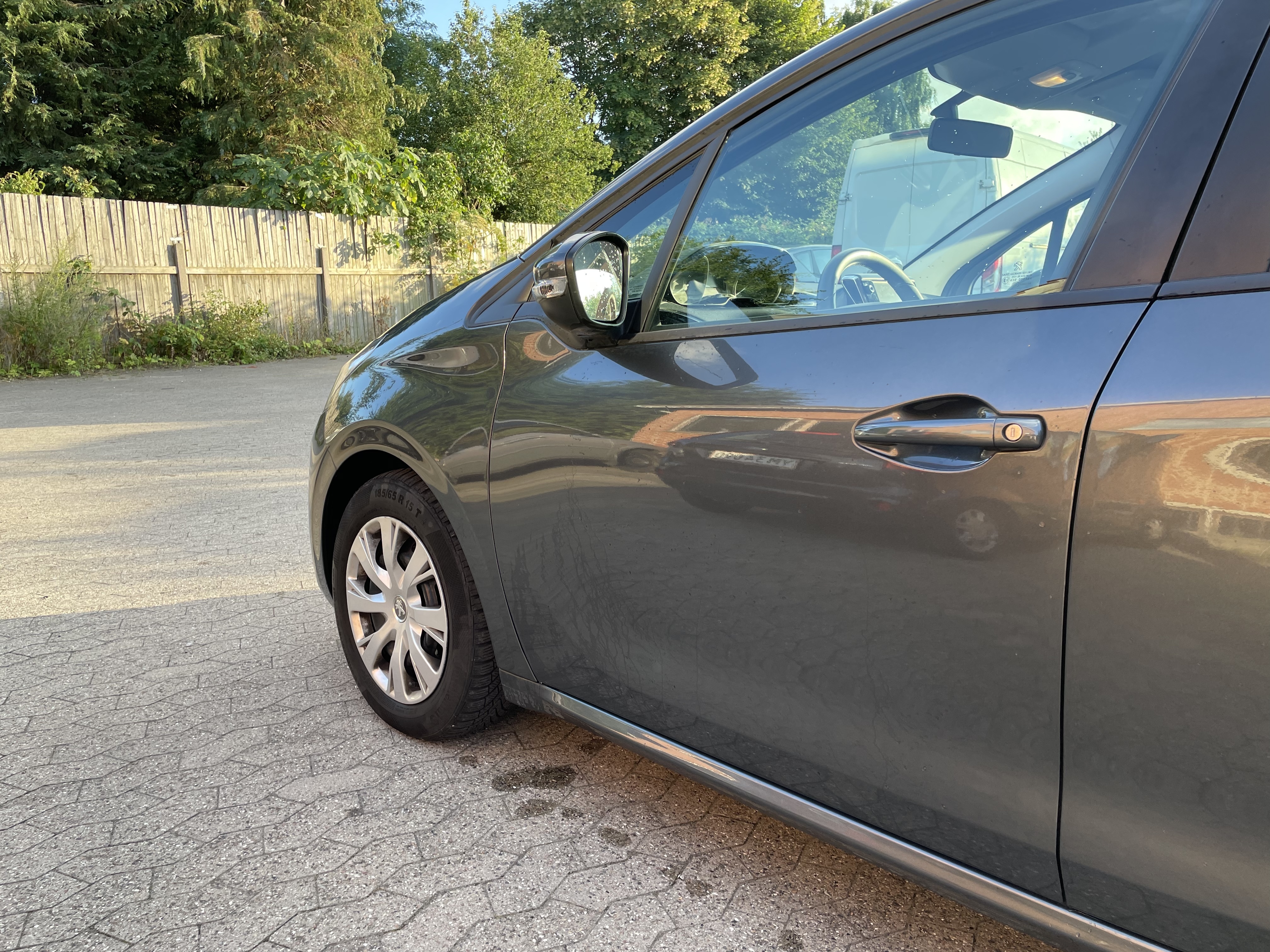 Grå Peugeot 208 fra 2017