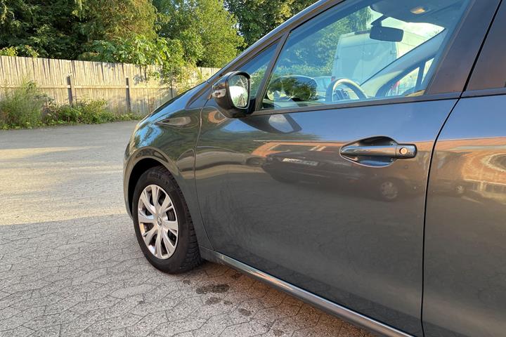 Grå Peugeot 208 fra 2017