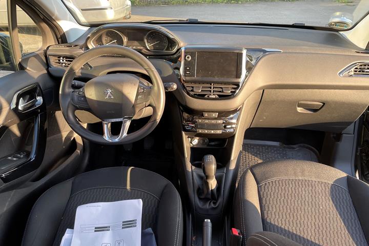 Grå Peugeot 208 fra 2017