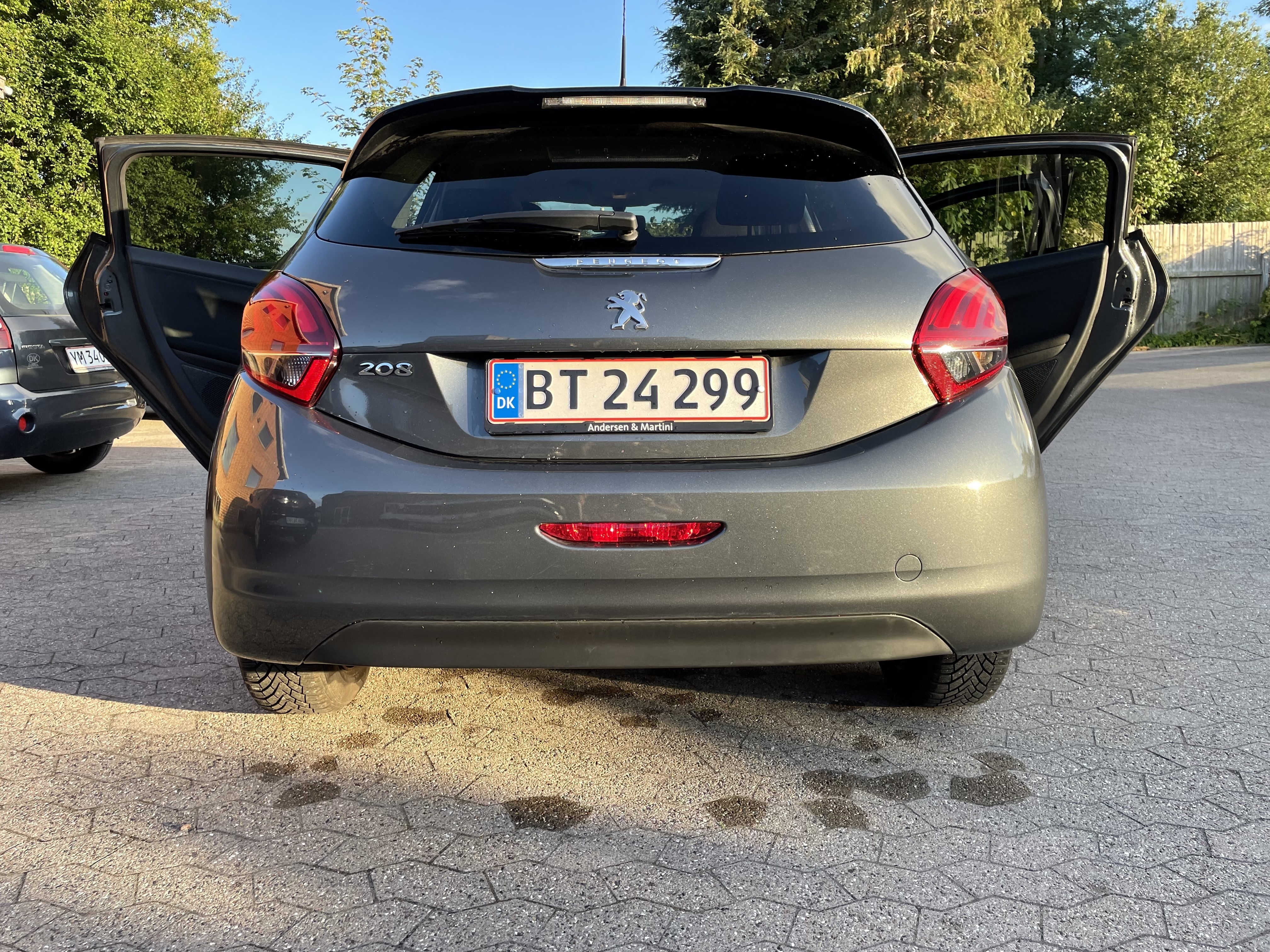 Grå Peugeot 208 fra 2017