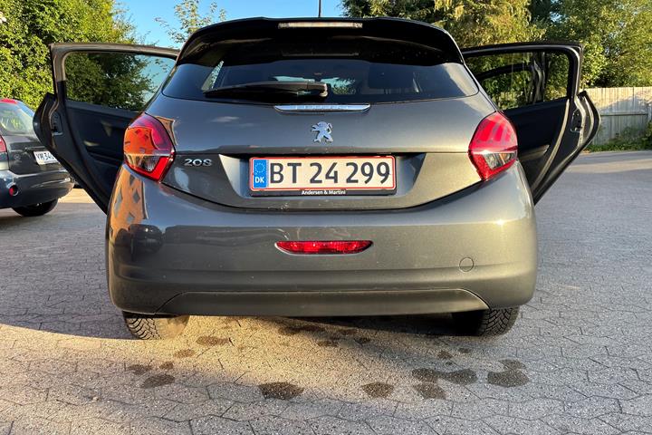 Grå Peugeot 208 fra 2017