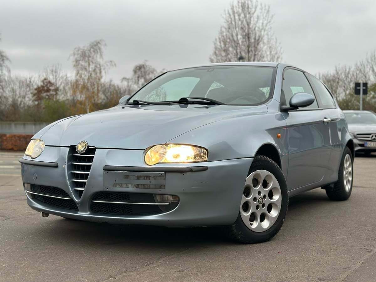 Blå Alfa Romeo 147 fra 2002