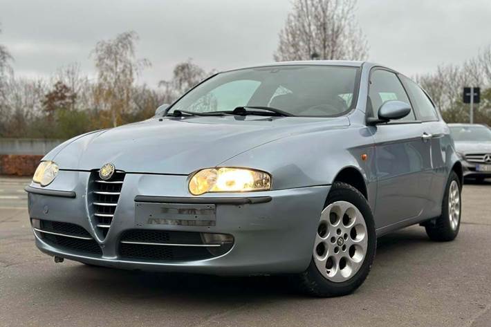 Blå Alfa Romeo 147 fra 2002