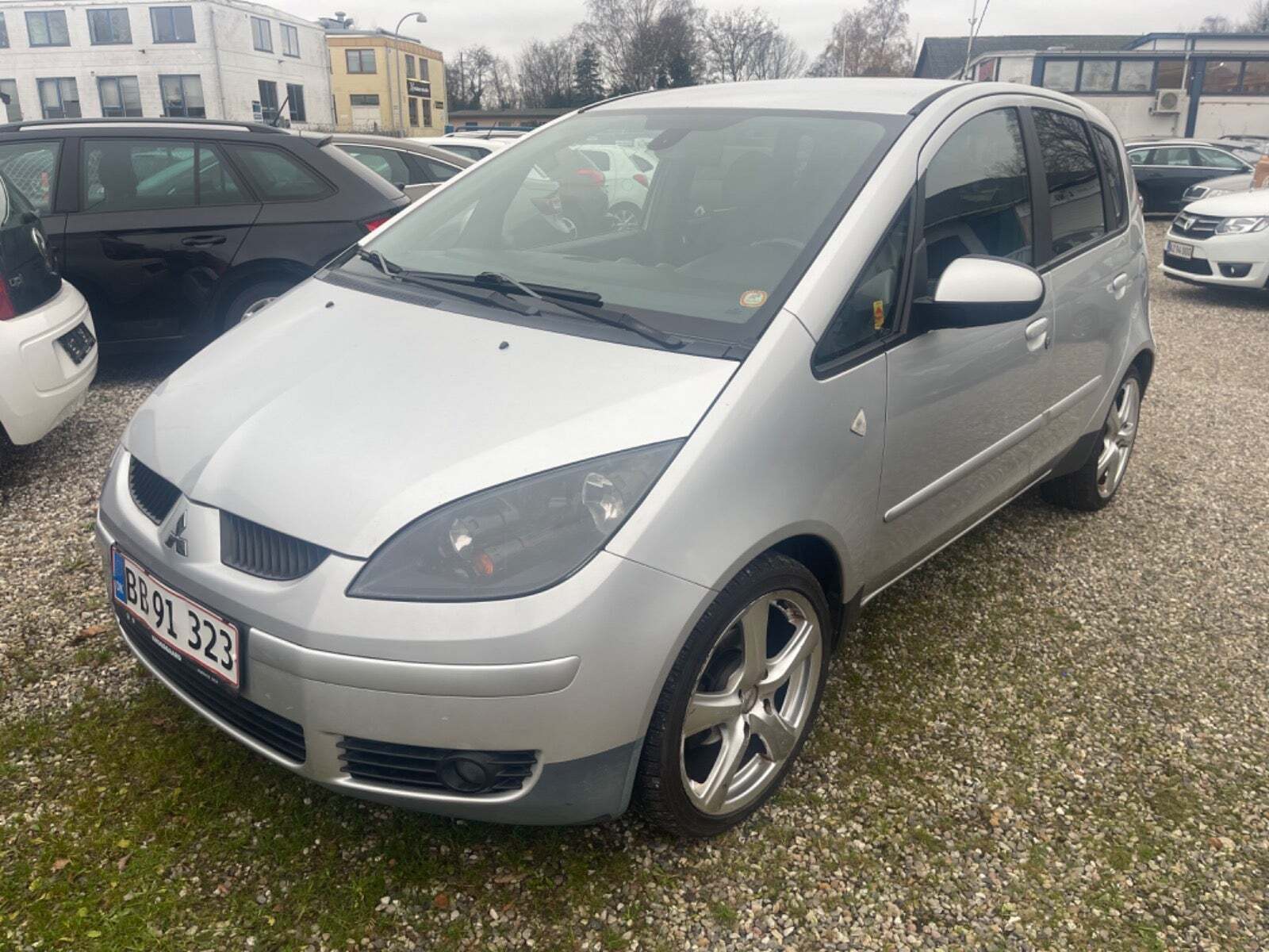 Grå Mitsubishi Colt fra 2008