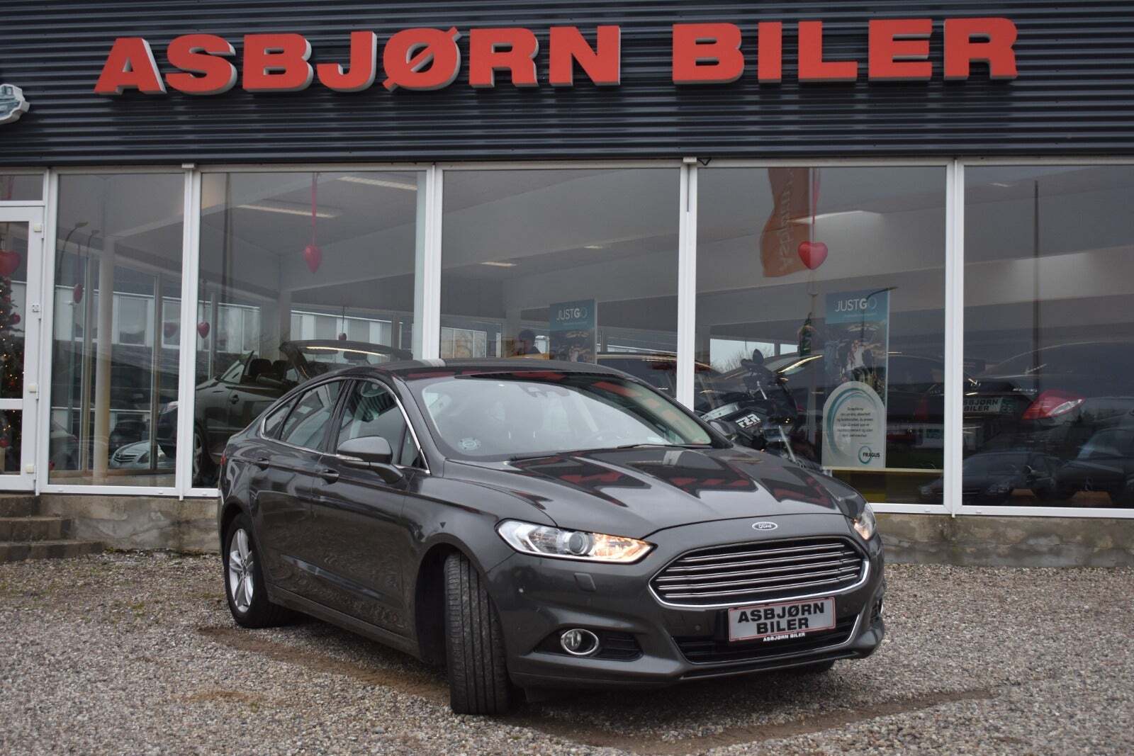 Grå Ford Mondeo fra 2018