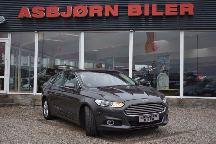 Grå Ford Mondeo fra 2018