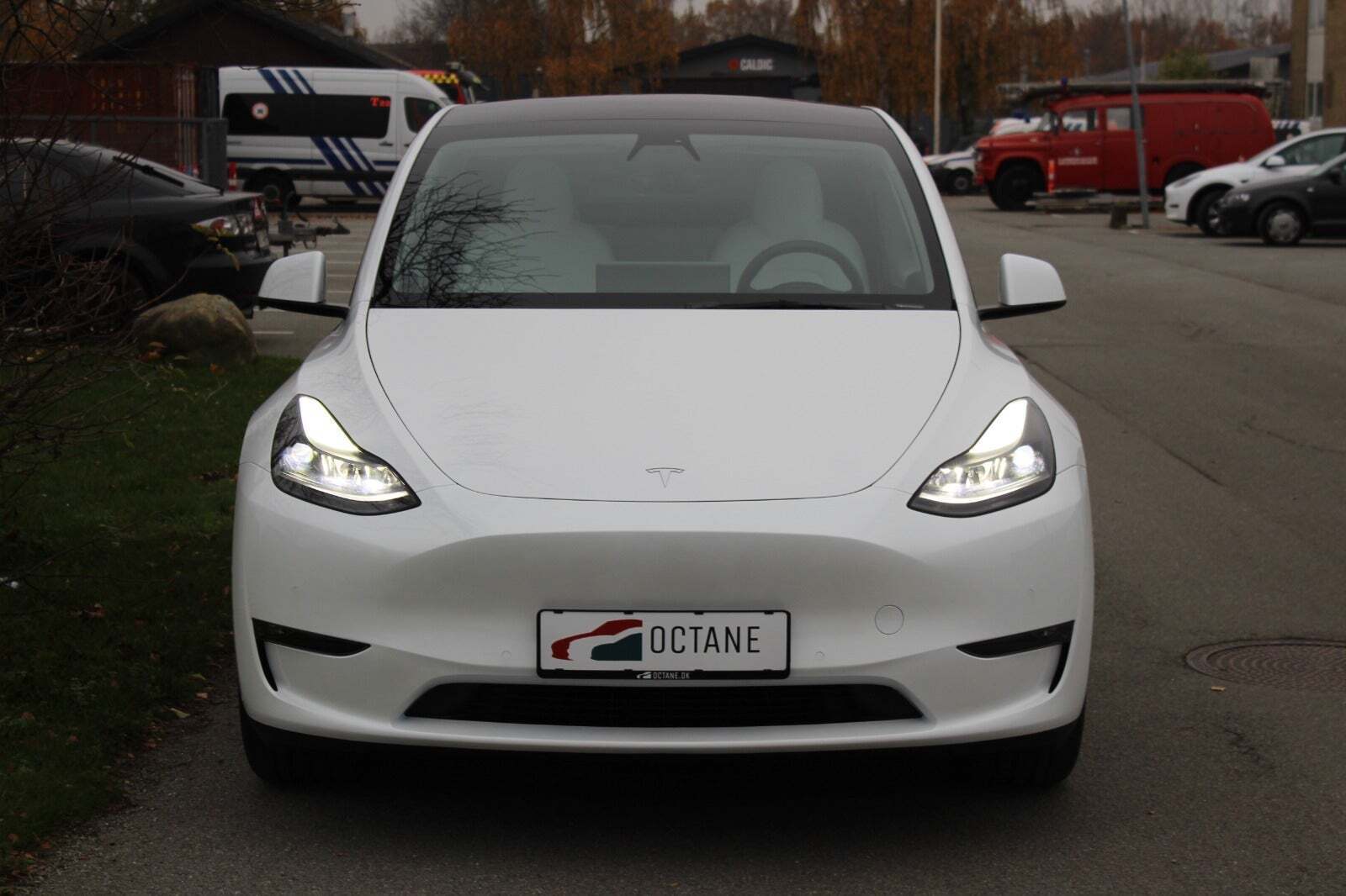 Grå Tesla Model Y fra 2022