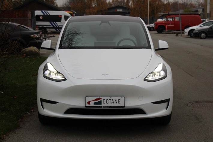 Grå Tesla Model Y fra 2022