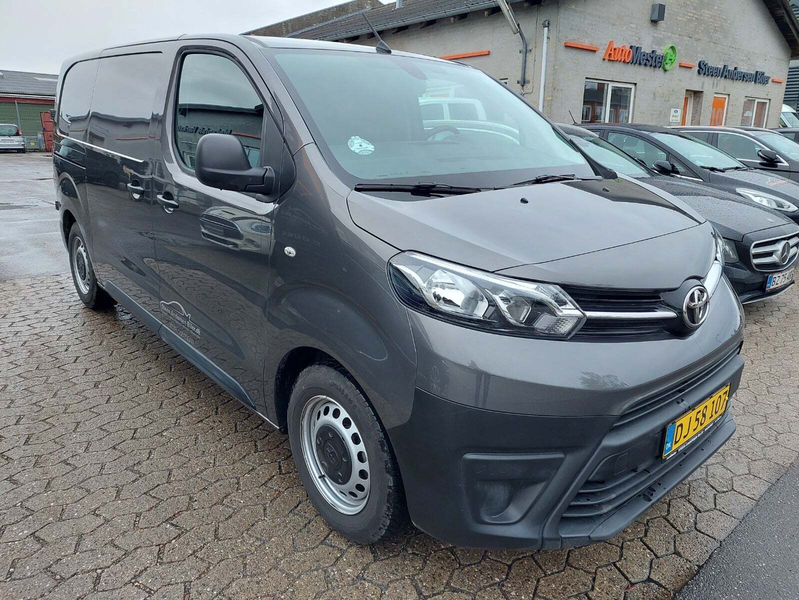 Grå Toyota ProAce fra 2022 set udefra