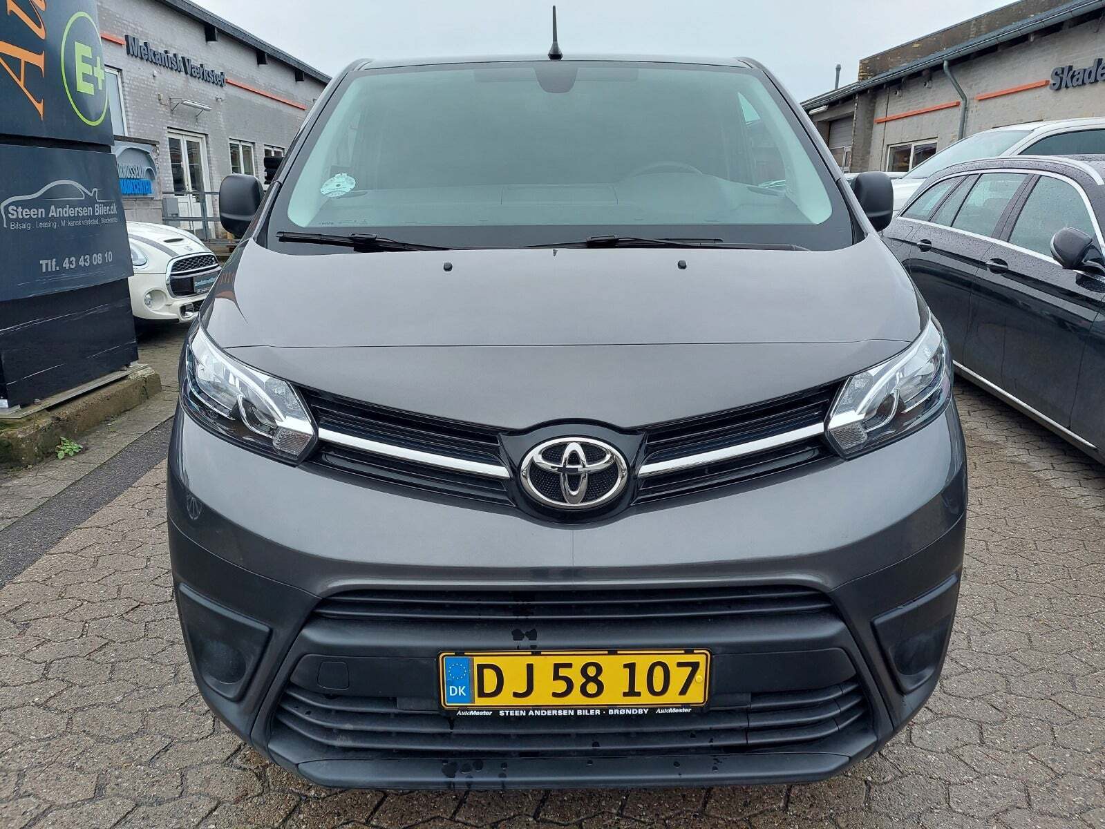 Grå Toyota ProAce fra 2022
