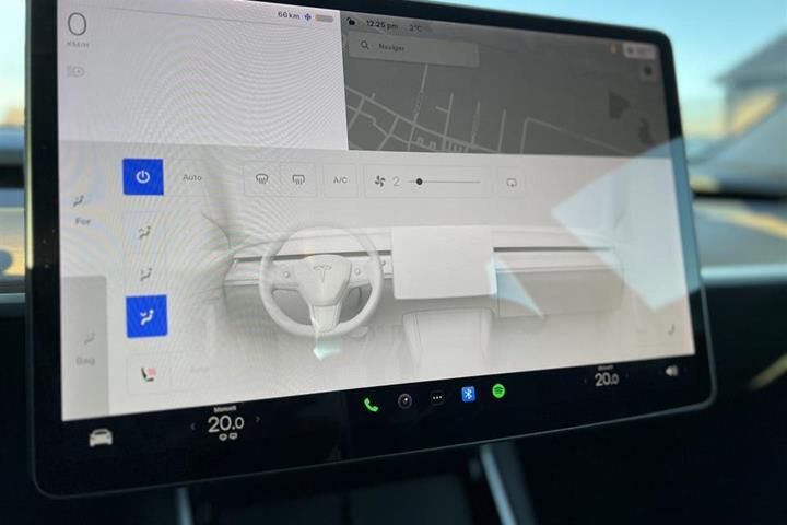 Sort Tesla Model 3 fra 2019