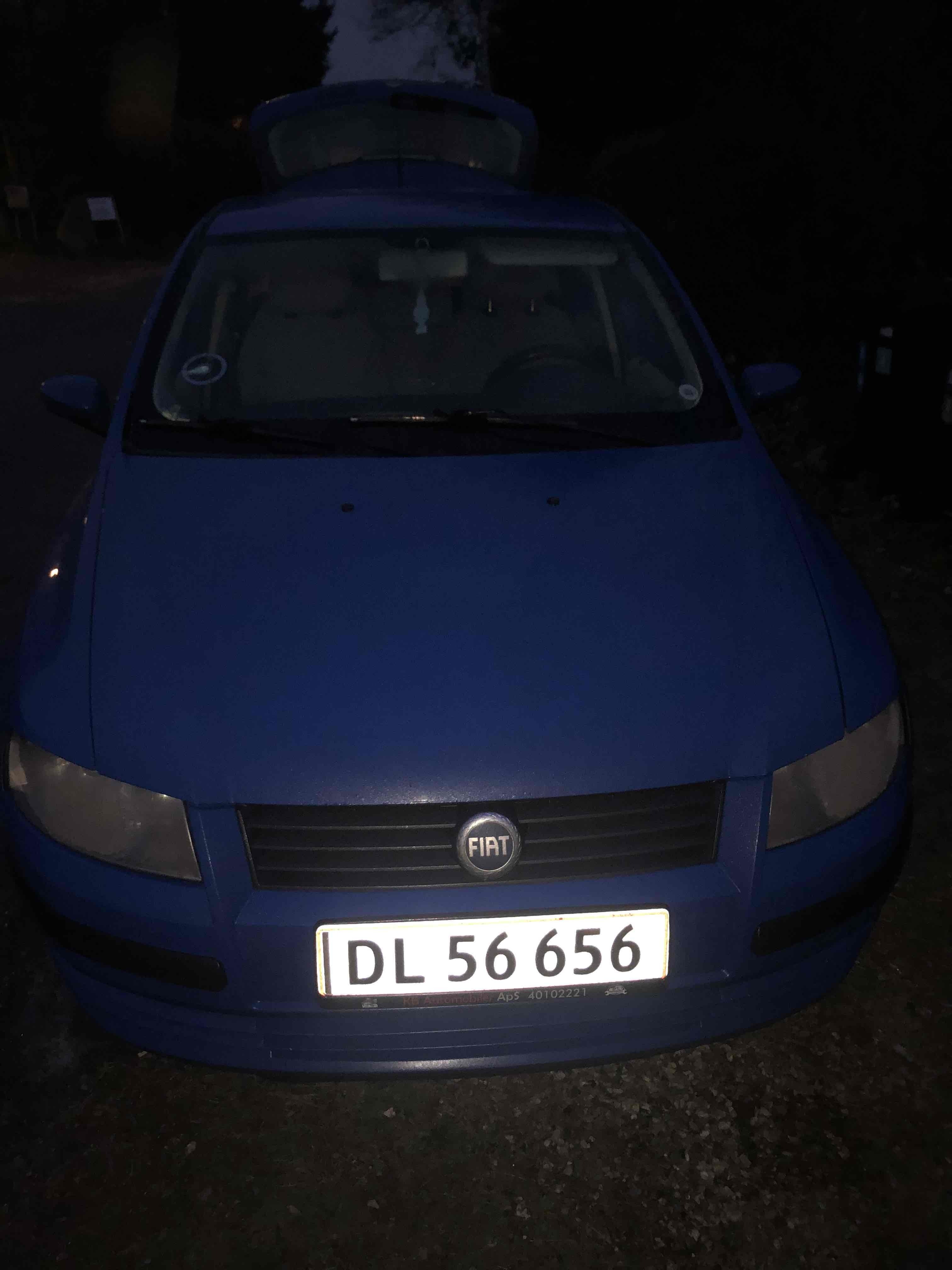 Blå Fiat Stilo fra 2006