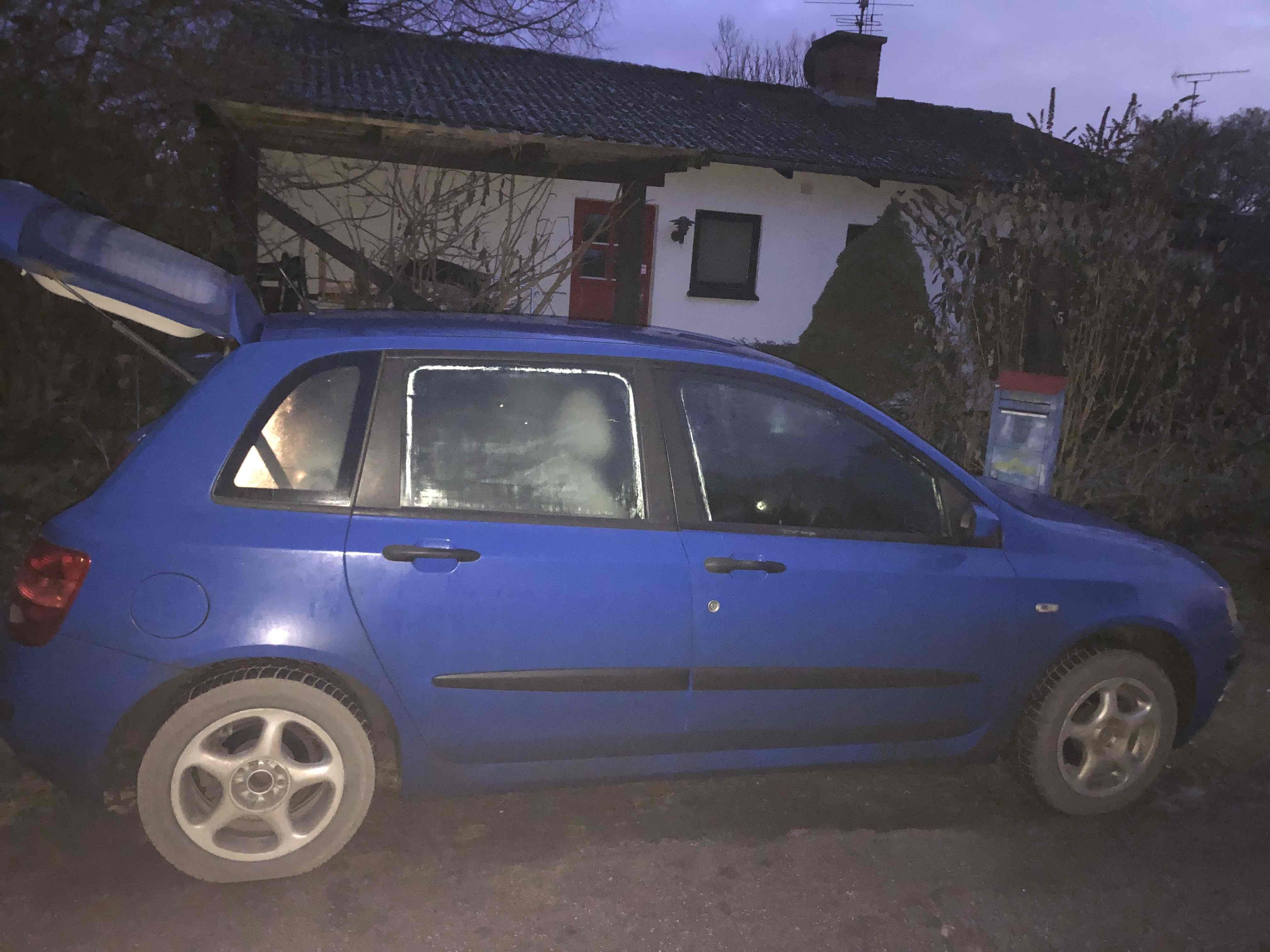 Blå Fiat Stilo fra 2006