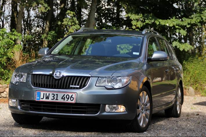 Grå Skoda Superb fra 2012