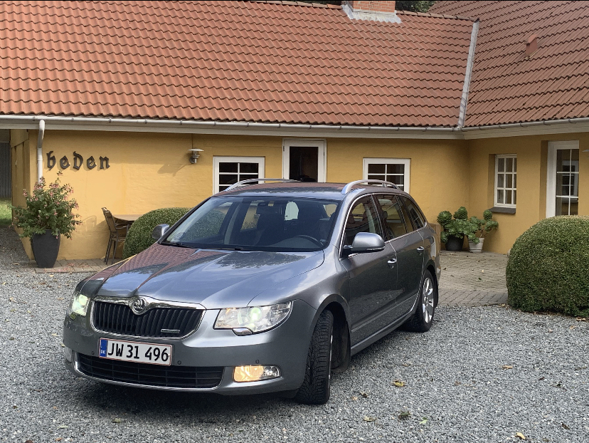 Grå Skoda Superb fra 2012