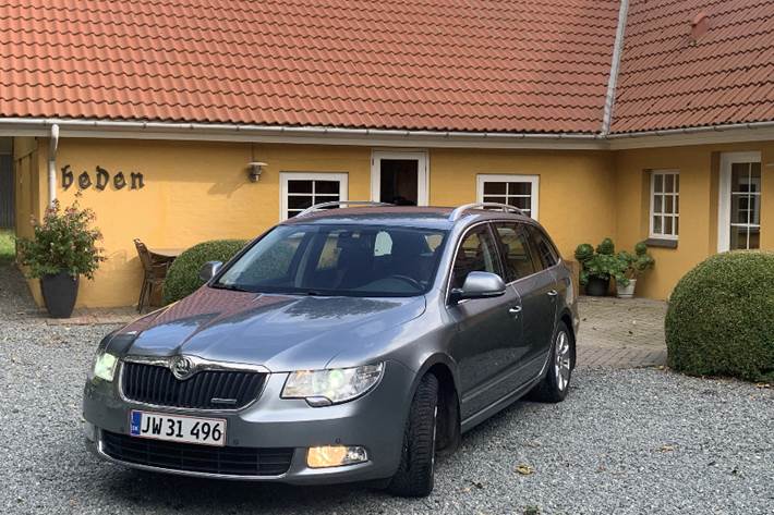 Grå Skoda Superb fra 2012