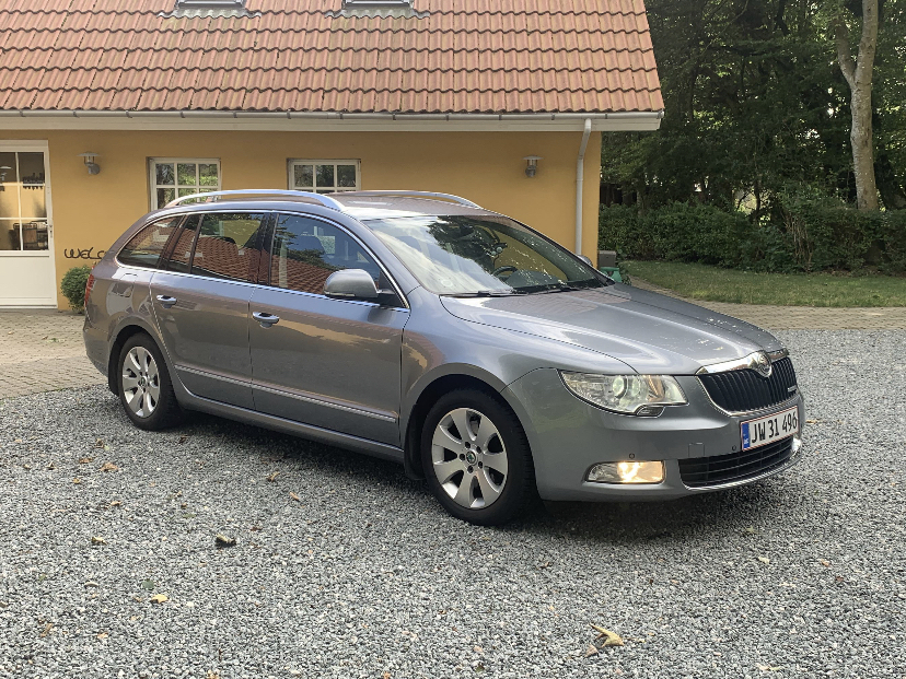 Grå Skoda Superb fra 2012