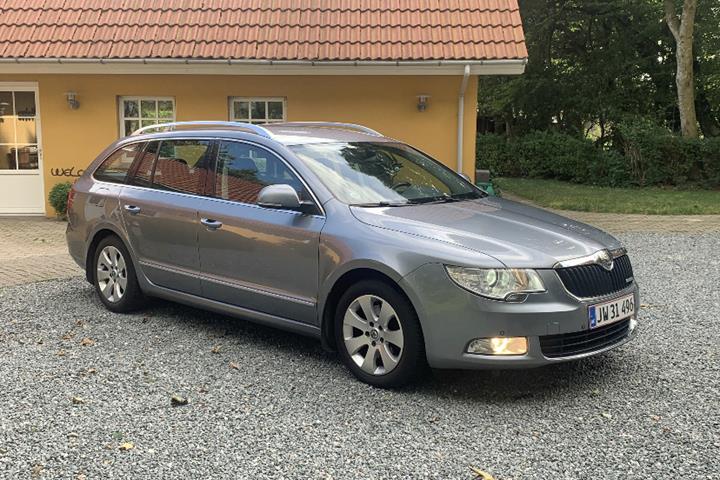 Grå Skoda Superb fra 2012
