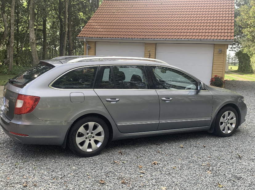 Grå Skoda Superb fra 2012