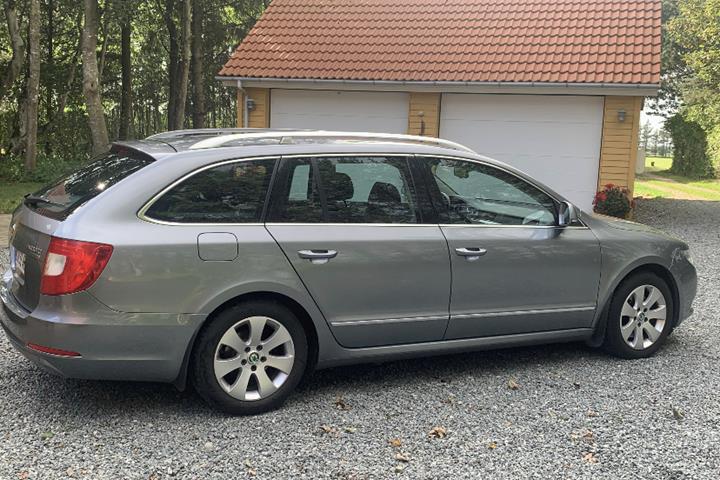 Grå Skoda Superb fra 2012