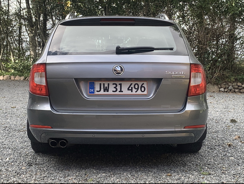 Grå Skoda Superb fra 2012